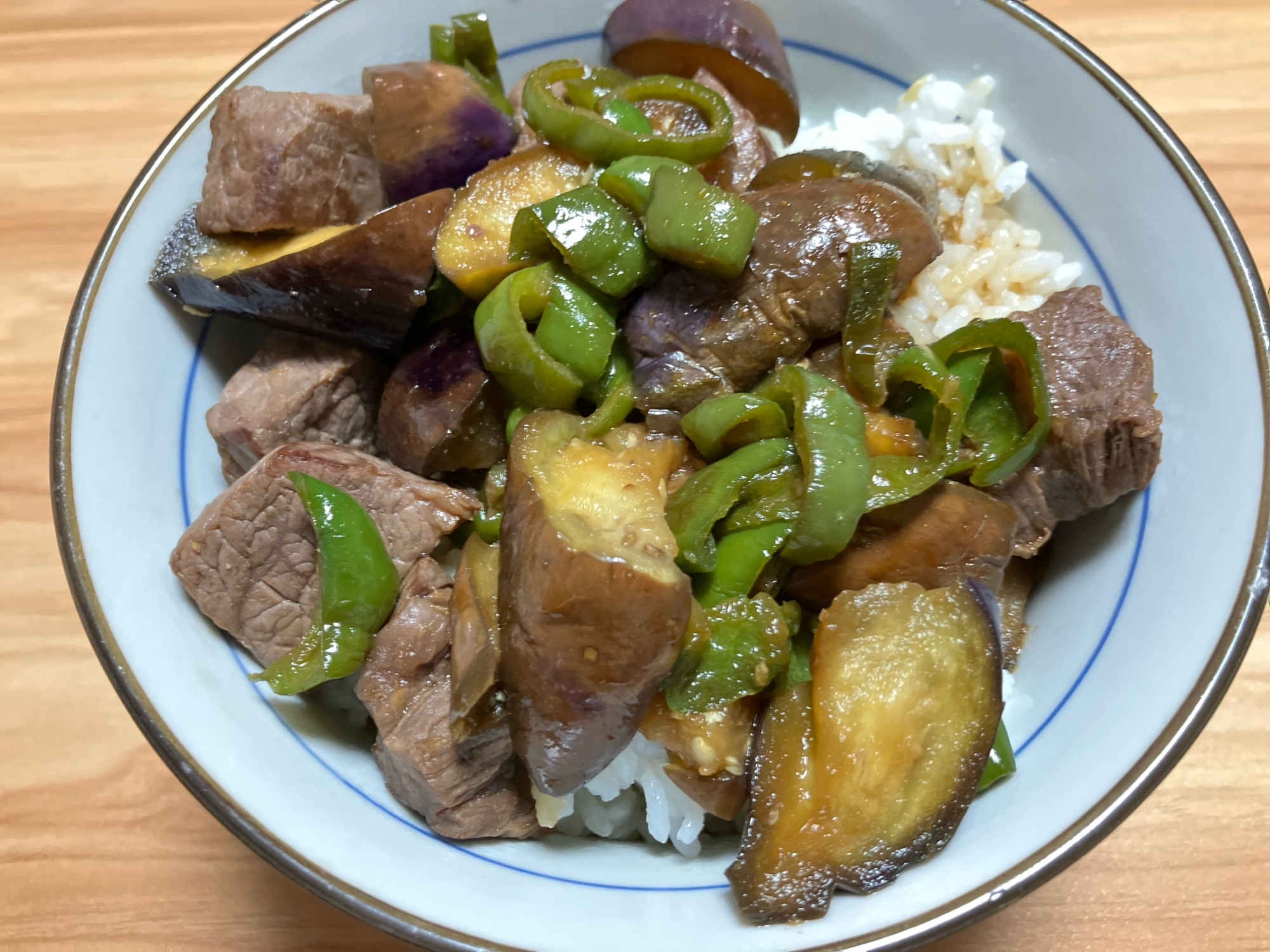 ナスとピーマンを使った和風サイコロステーキ丼