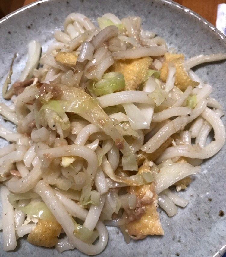 キャベツと油揚げ、ツナの和風焼きうどん