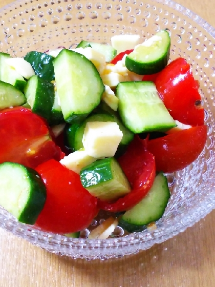 キュウリとトマトのサラダ