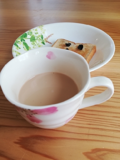 パンのお供に牛乳出しコーヒー初挑戦です！
これは思いつかなかったー！美味しいカフェオレ リピします♪

tonちゃんのホーム画面に桜が❣素敵〜（人*´∀｀）