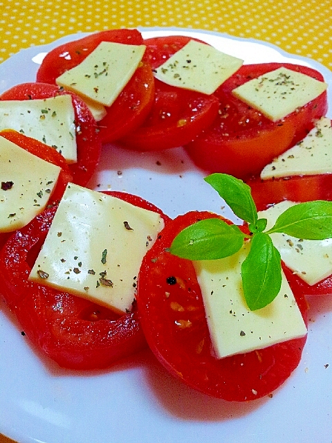 トマトとスライスチーズの バジル風味な簡単サラダ レシピ 作り方 By ラズベリっち 楽天レシピ