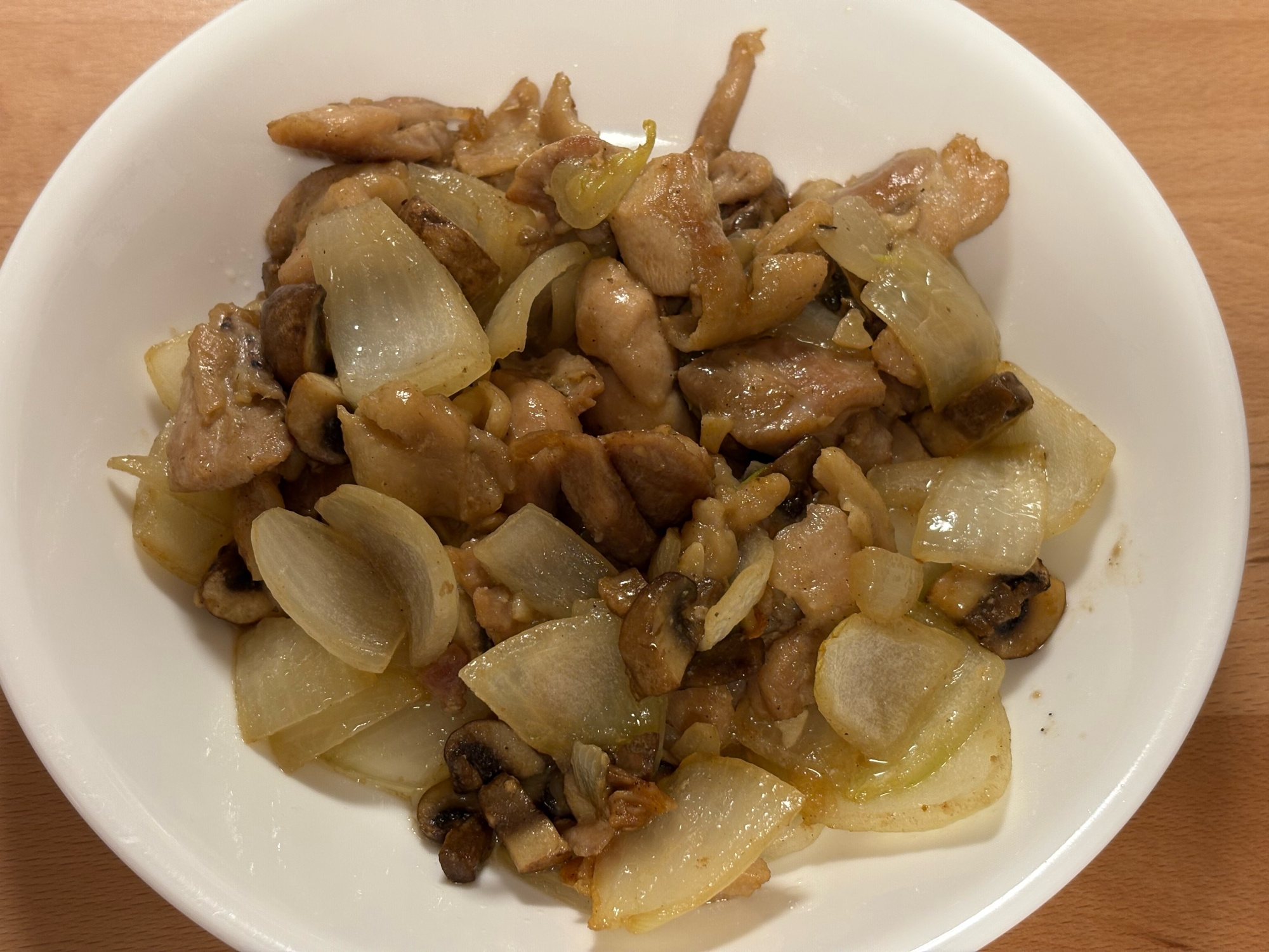 鶏もも肉と玉ねぎとマッシュルームの野菜炒め