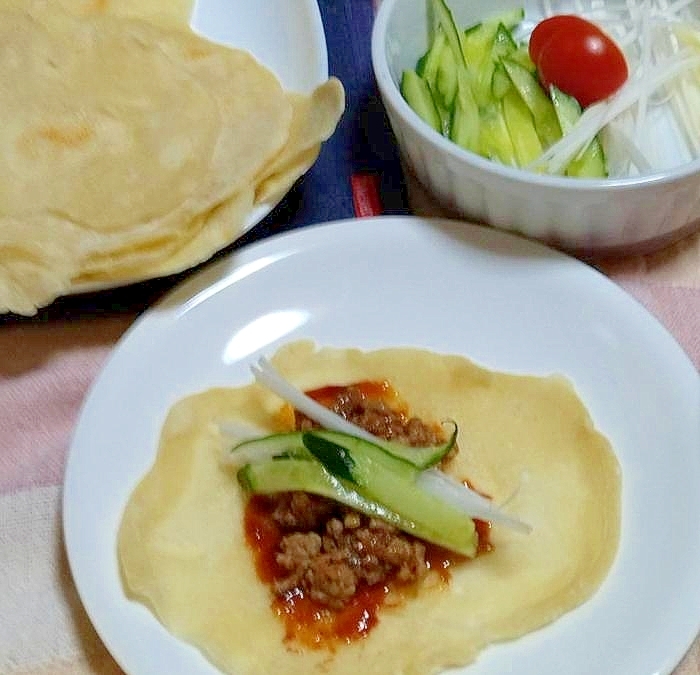 そぼろ味噌ときゅうりを包んで食べる春餅