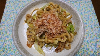 めんつゆは最強の味付けですね。実は初めて焼きうどん作りました。味付けがわからず、作らなかったのですが、美味しいレシピでとっても美味しかったです。