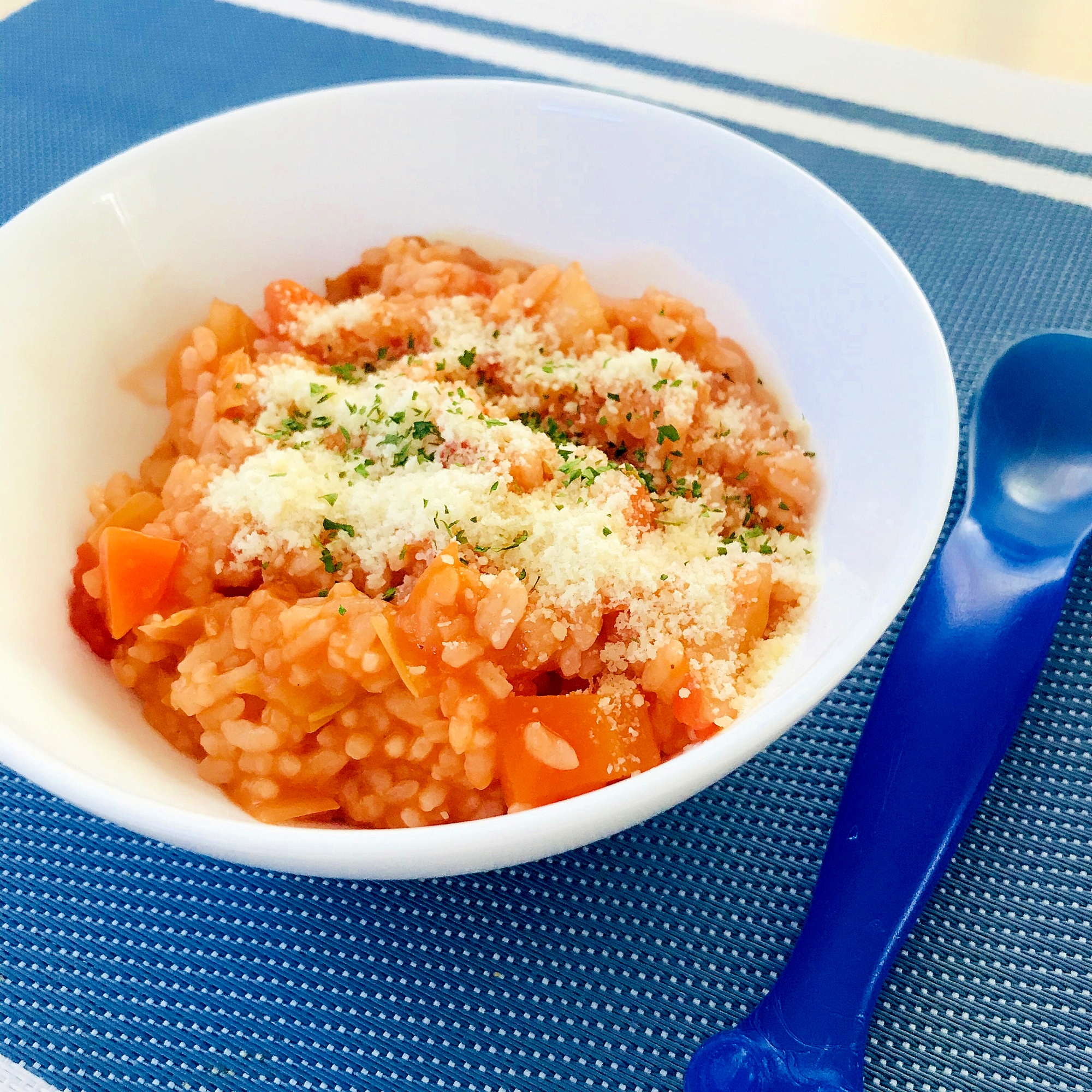 白い器に盛り付けたミネストローネリゾット