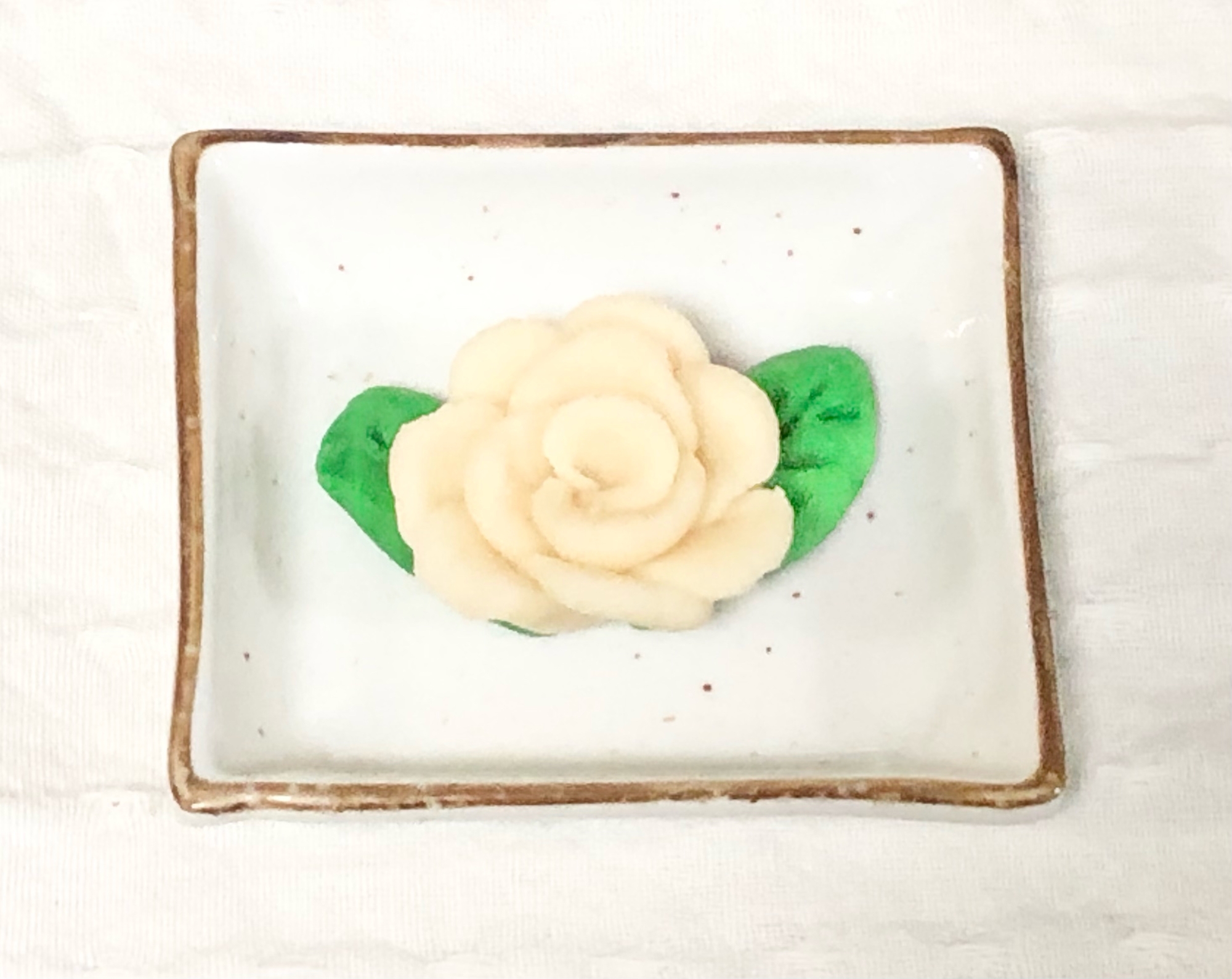 簡単⭐マジパンで葉っぱ付きの白薔薇