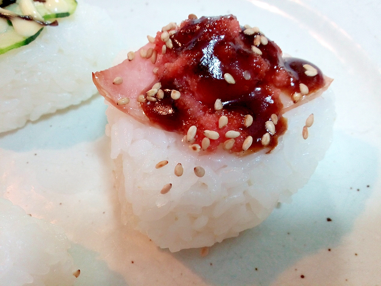 ハムと明太子と白ごまの焼きおにぎり