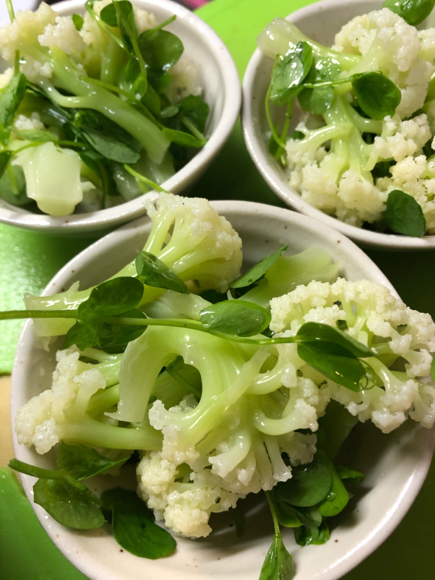 スティックカリフラワーと豆苗のサラダ
