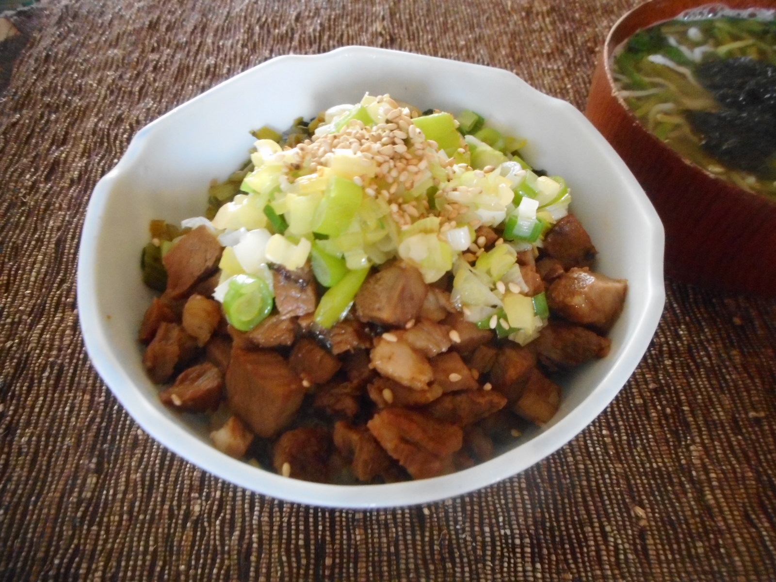 煮豚とネギの３色丼