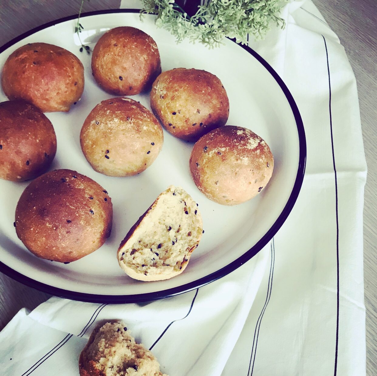 Black sesame bread