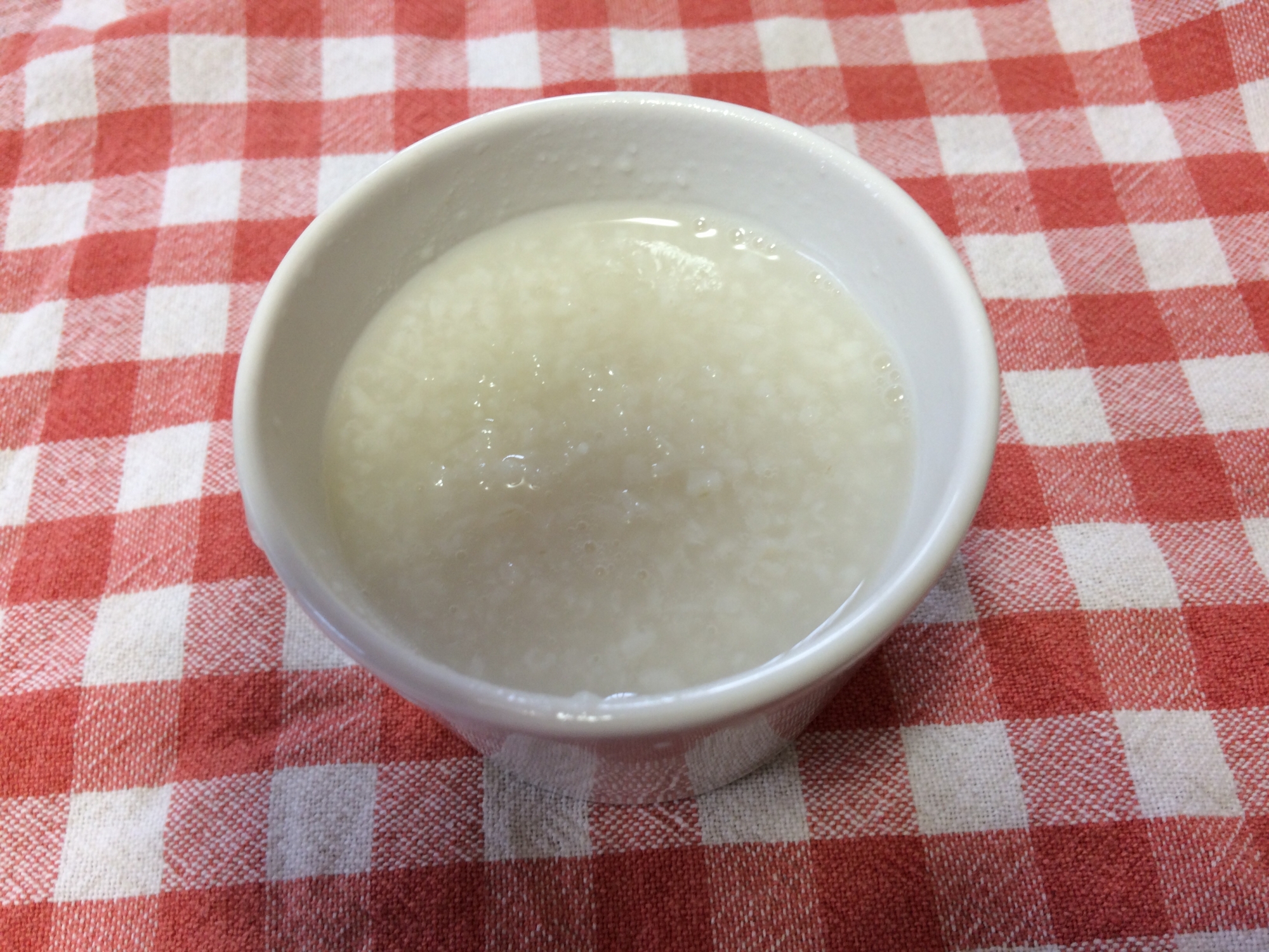 白い器に入った、簡単まろやか甘酒