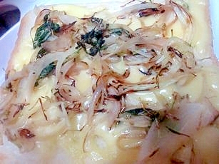 玉ねぎと水菜の和風炒めのとろーりチーズトースト