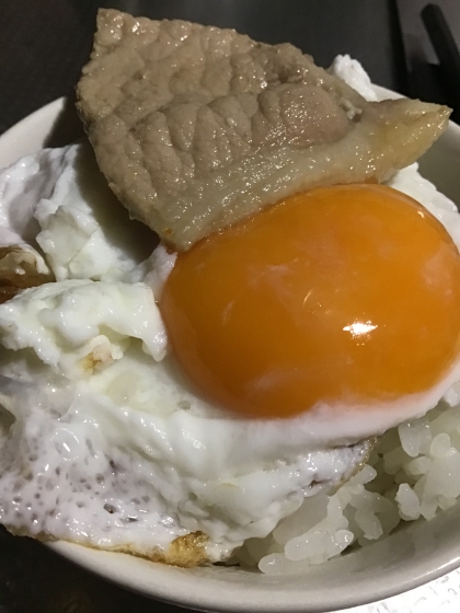 焼肉目玉焼き丼