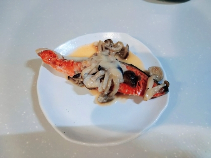 簡単レンジのみ☆鮭ときのこの味噌マヨチーズ