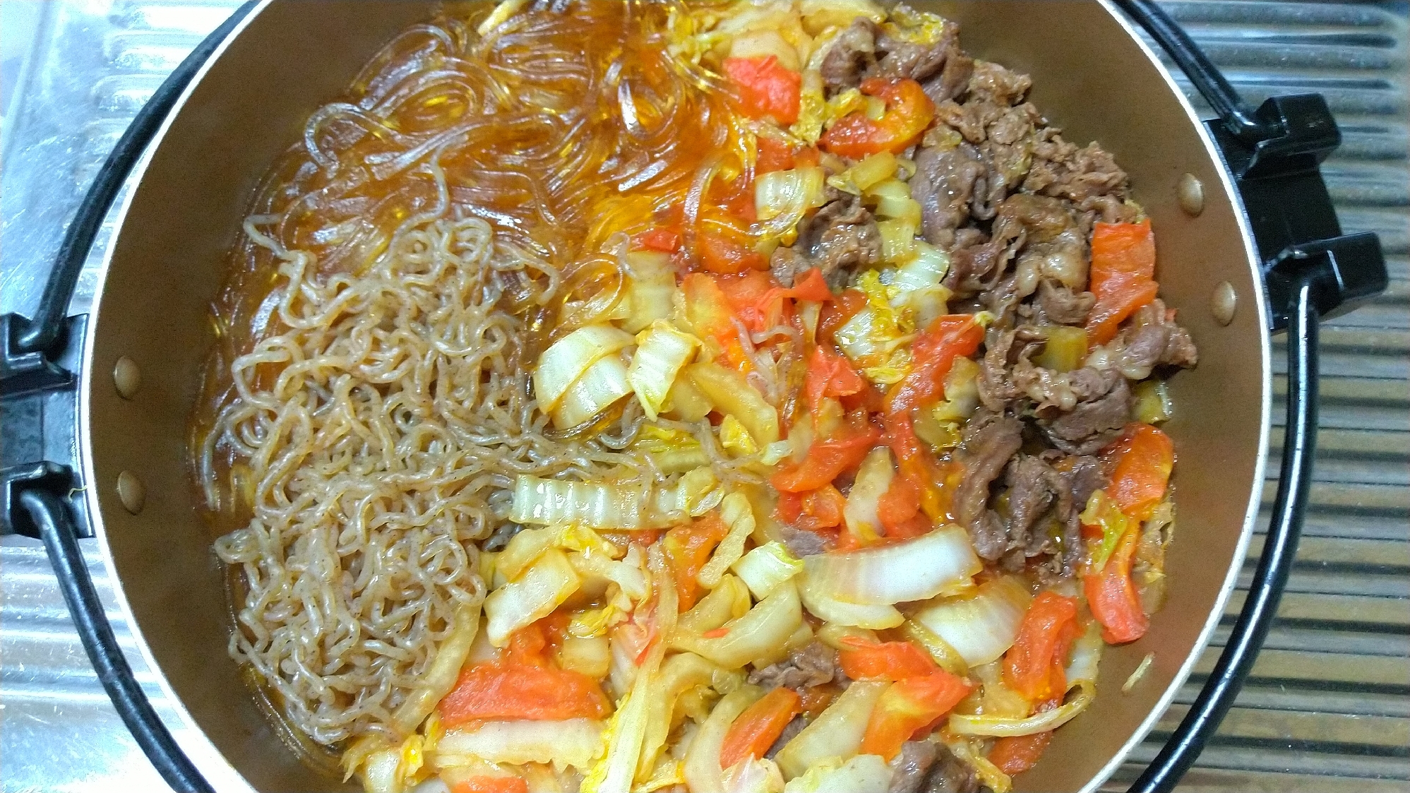 牛肉 トマト 糸こん 白菜 マロニーのすき焼き