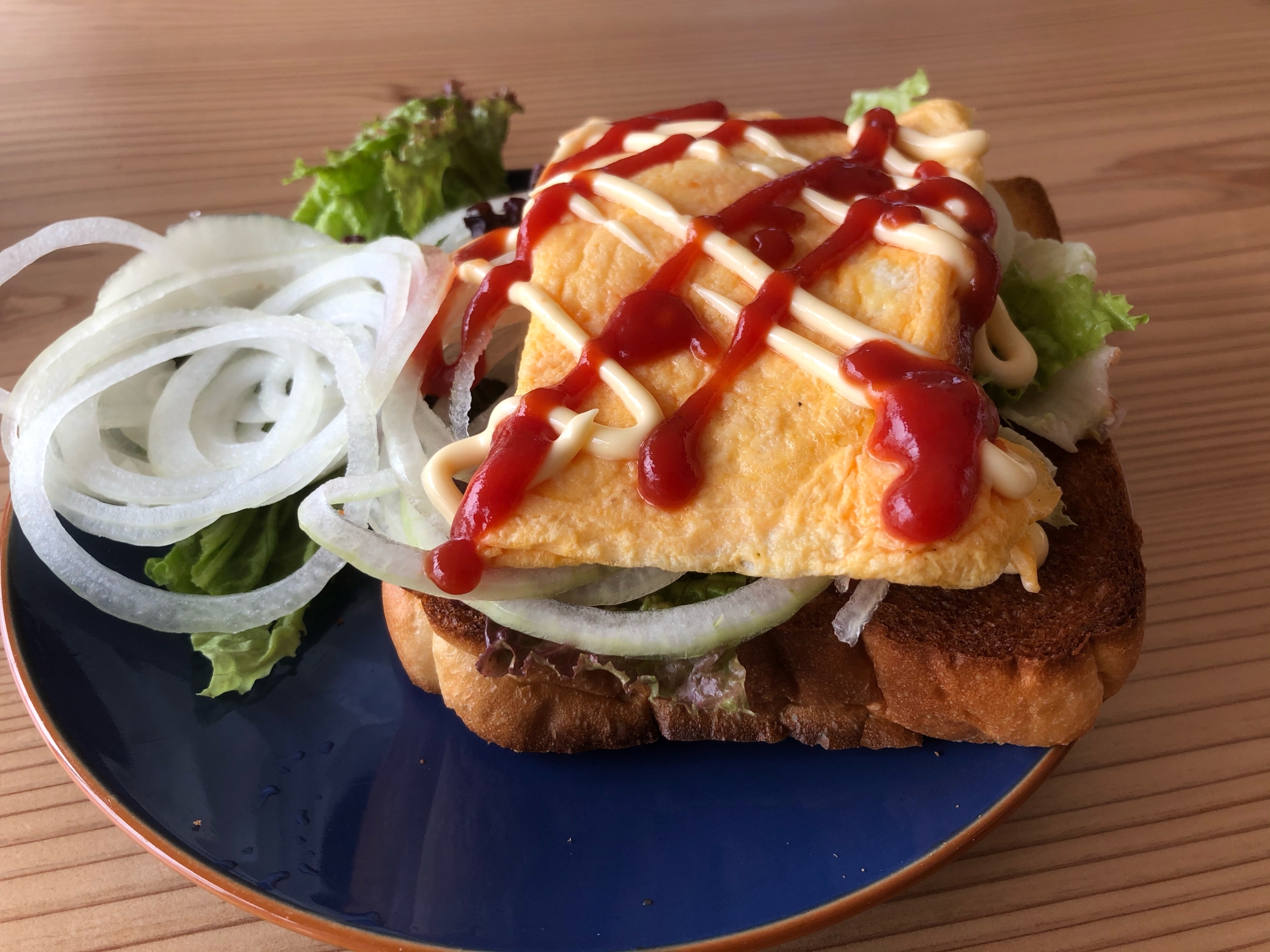 元気に一日start！卵と野菜のせトースト！