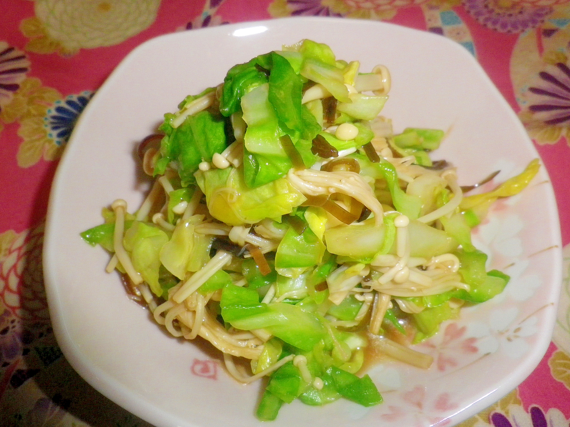 レンジで簡単♪春キャベツとえのきと塩昆布の和え物