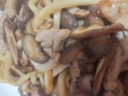 椎茸は軸も使って！キャベツと椎茸の焼きうどん