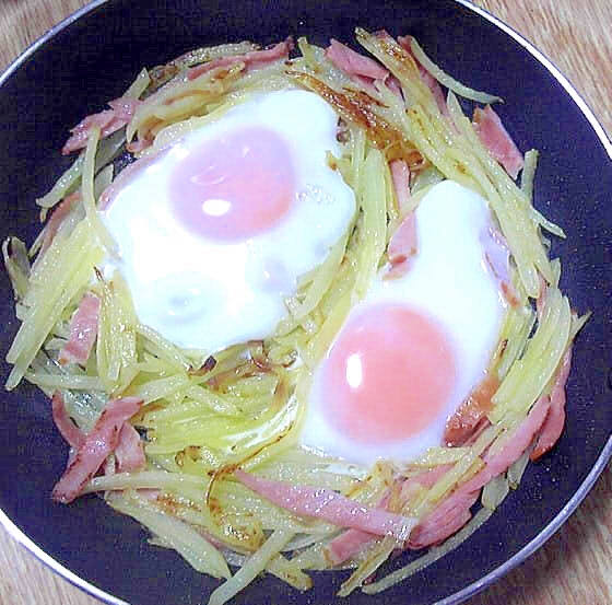 フライパンでそのまま食卓へポテトとハムの巣ごもり卵