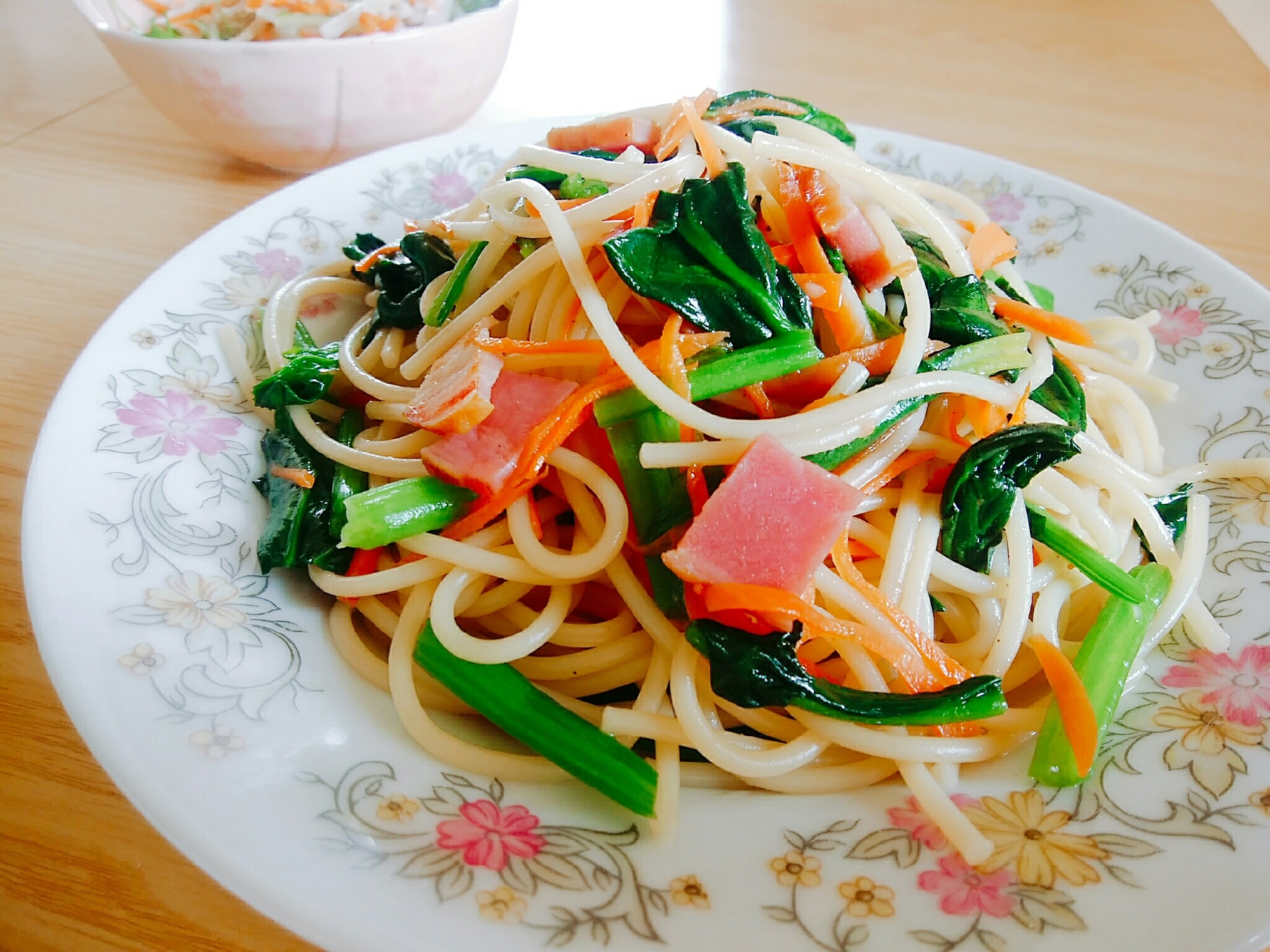 ほうれん草と人参とベーコンの和風パスタ