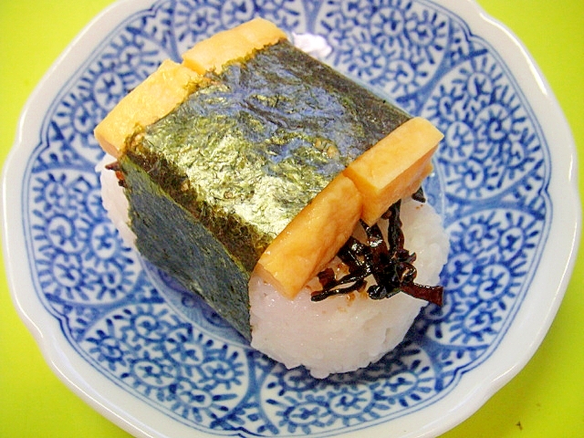 厚焼き玉子と昆布の俵おにぎり