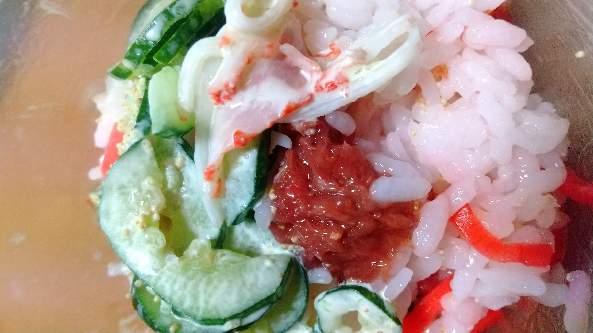 かにかまサラダで、簡単ちらし寿司風丼