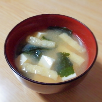 絹ごし豆腐・生わかめ・油揚げの味噌汁（昆布だし）