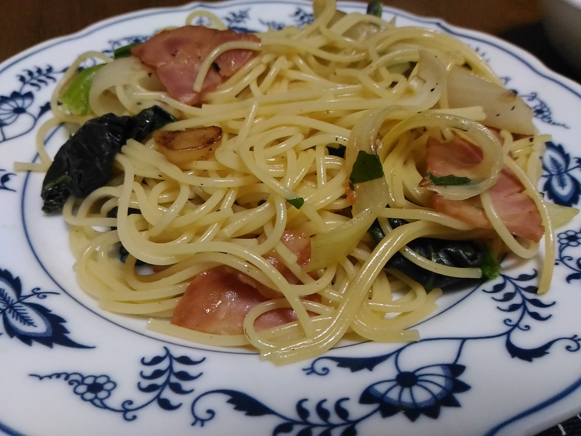 チャーシューとほうれん草のニンニク醤油パスタ