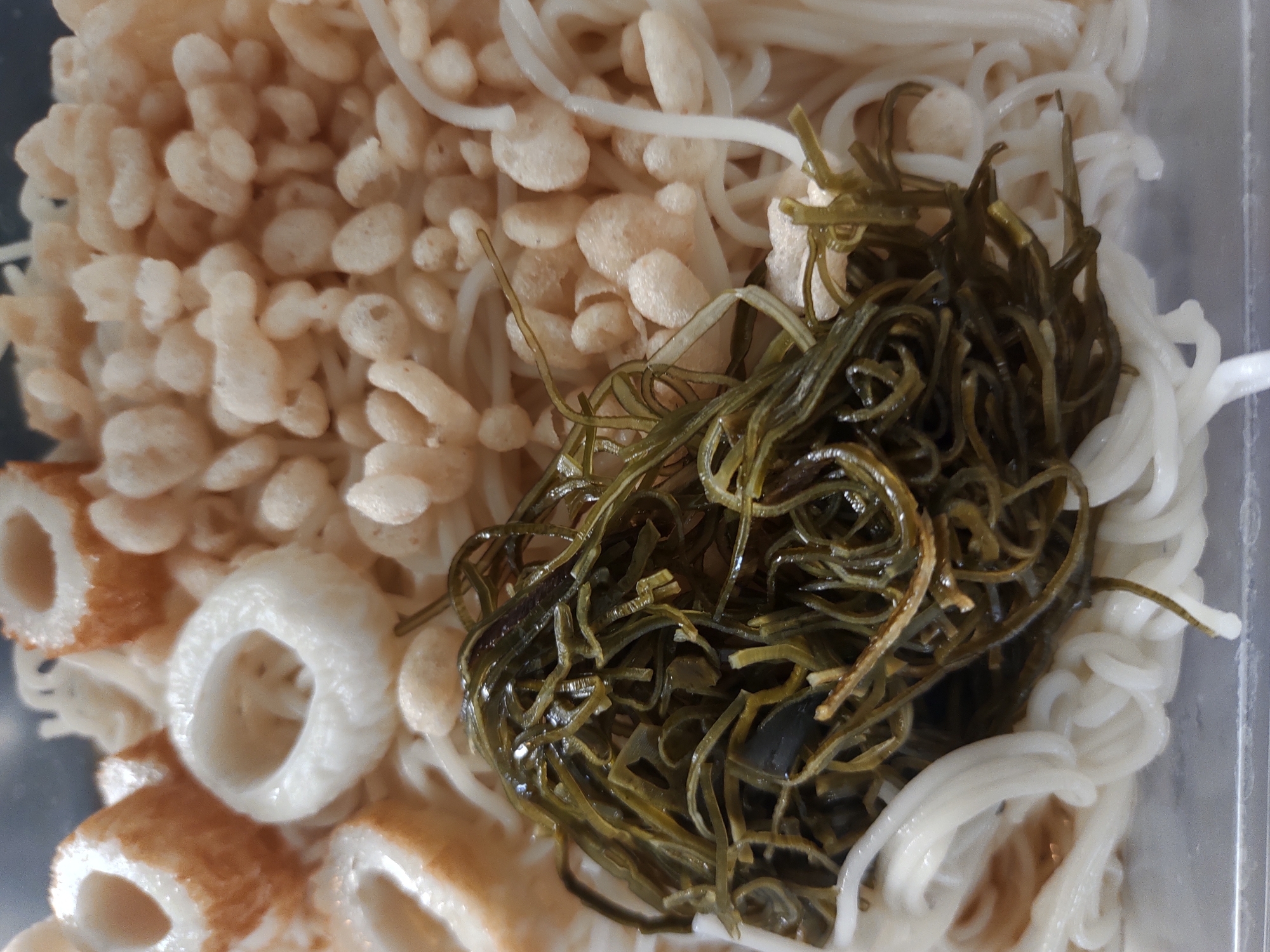 刻み昆布と天かすとちくわのぶっかけそうめん