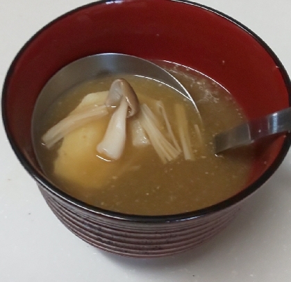 林檎の木さん、こんにちは(*^^*)お昼にお味噌汁作りました☆家で採れ、冷凍していた竹の子を早く使いたかったので、うれしいです♡素敵なレシピありがとうございます
