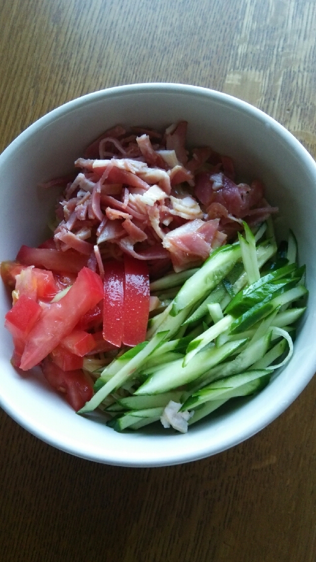 ハムとトマト、きゅうりの冷麺（ゴマたれ）