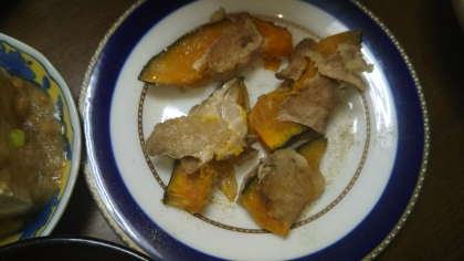 細切れ肉を継ぎ接ぎで作ったところ、剥がれているところもありますが…。最初はかぼちゃも薄めでしたが、厚く切っても大丈夫だとわかり、今ではホクホクでいただいてます。