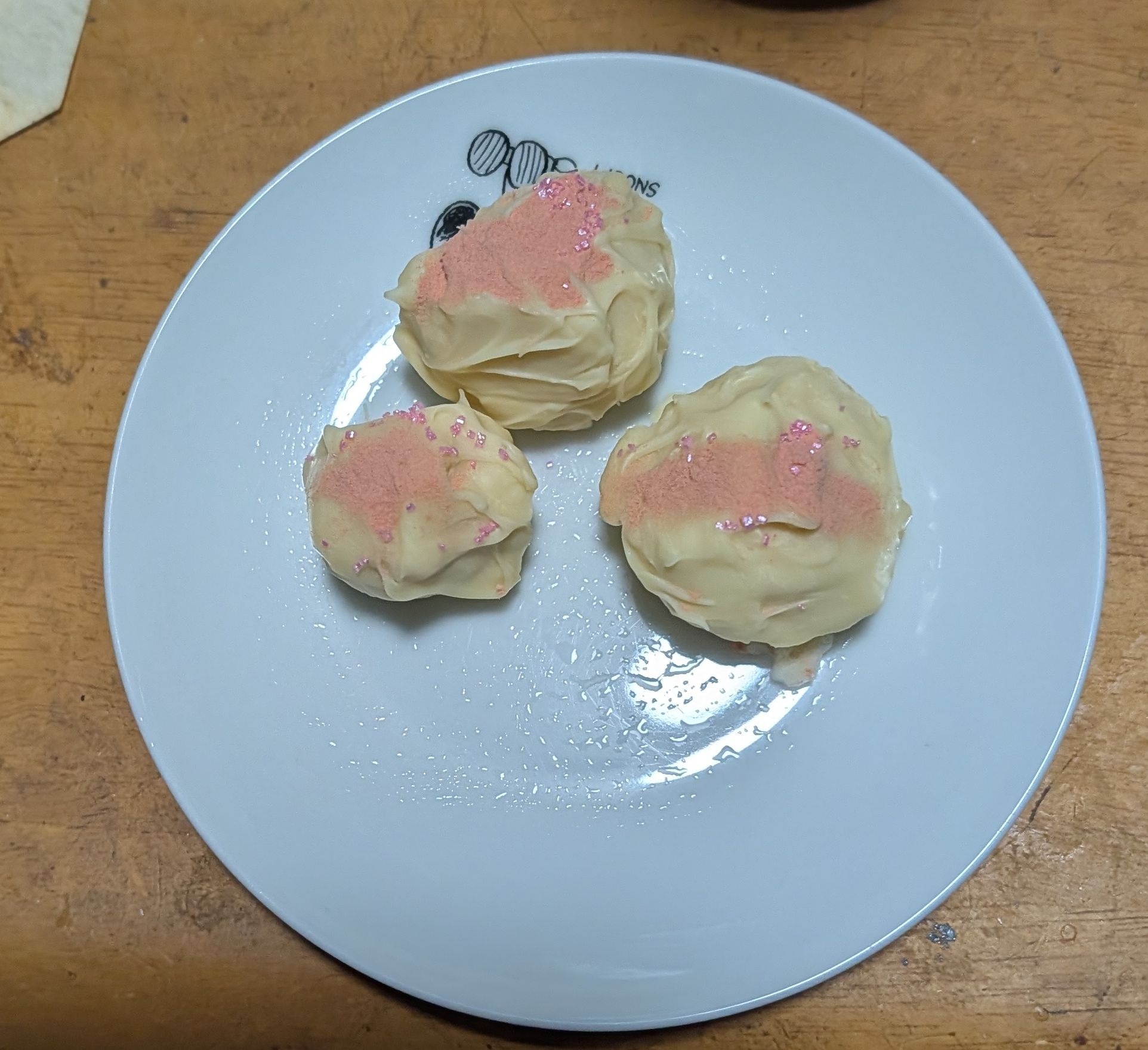 ホワイトチョコと苺のトリュフ