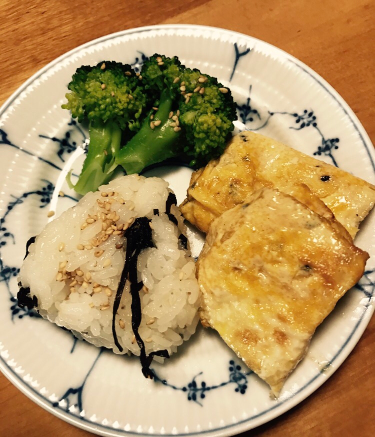 塩昆布おむすびの朝ごはん