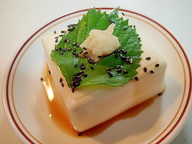 ぽん酢で　大葉と生姜と黒胡麻の冷奴