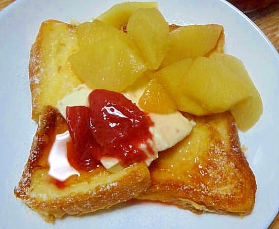 苺とりんごの甘煮添えフレンチトースト