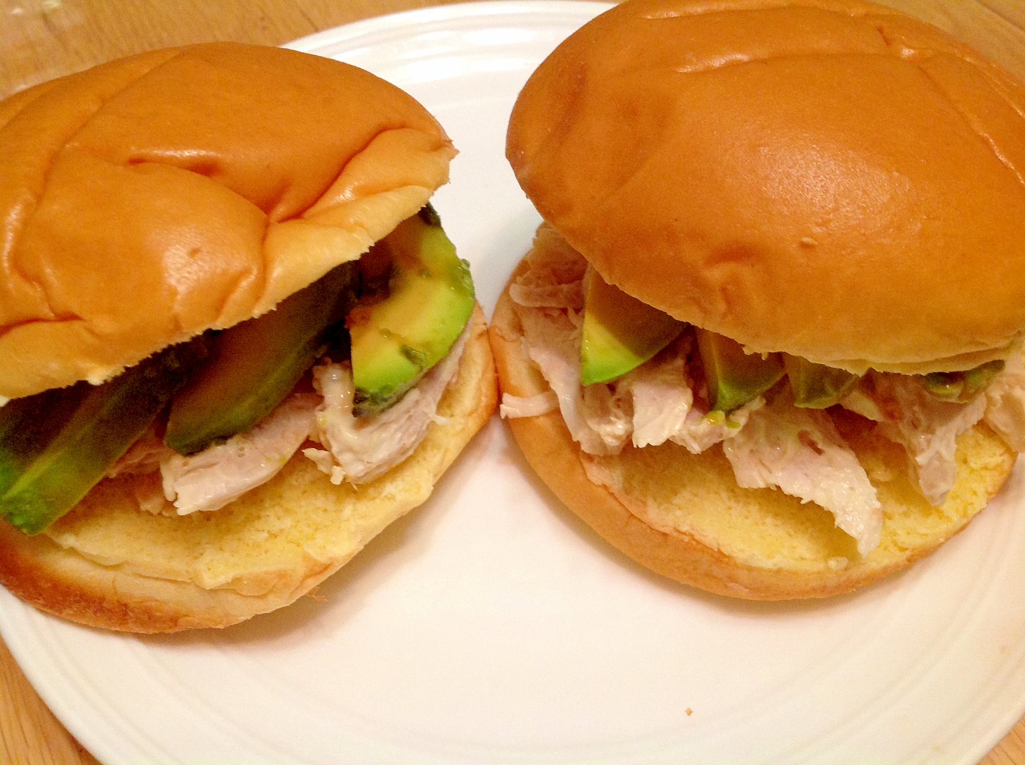 ローストチキンとアボカドのサンドイッチ