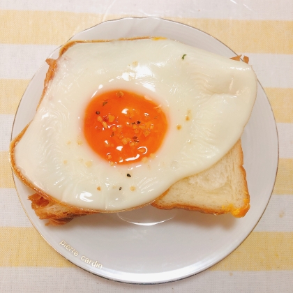 黄身が生の目玉焼きトースト