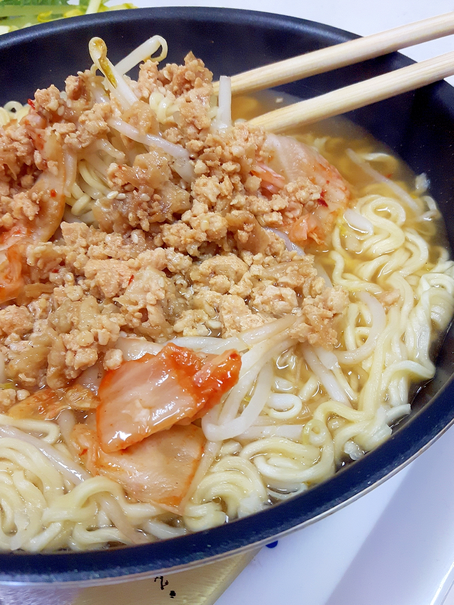 ピリ辛袋麺アレンジ！韓国風鶏そぼろもやしラーメン♪