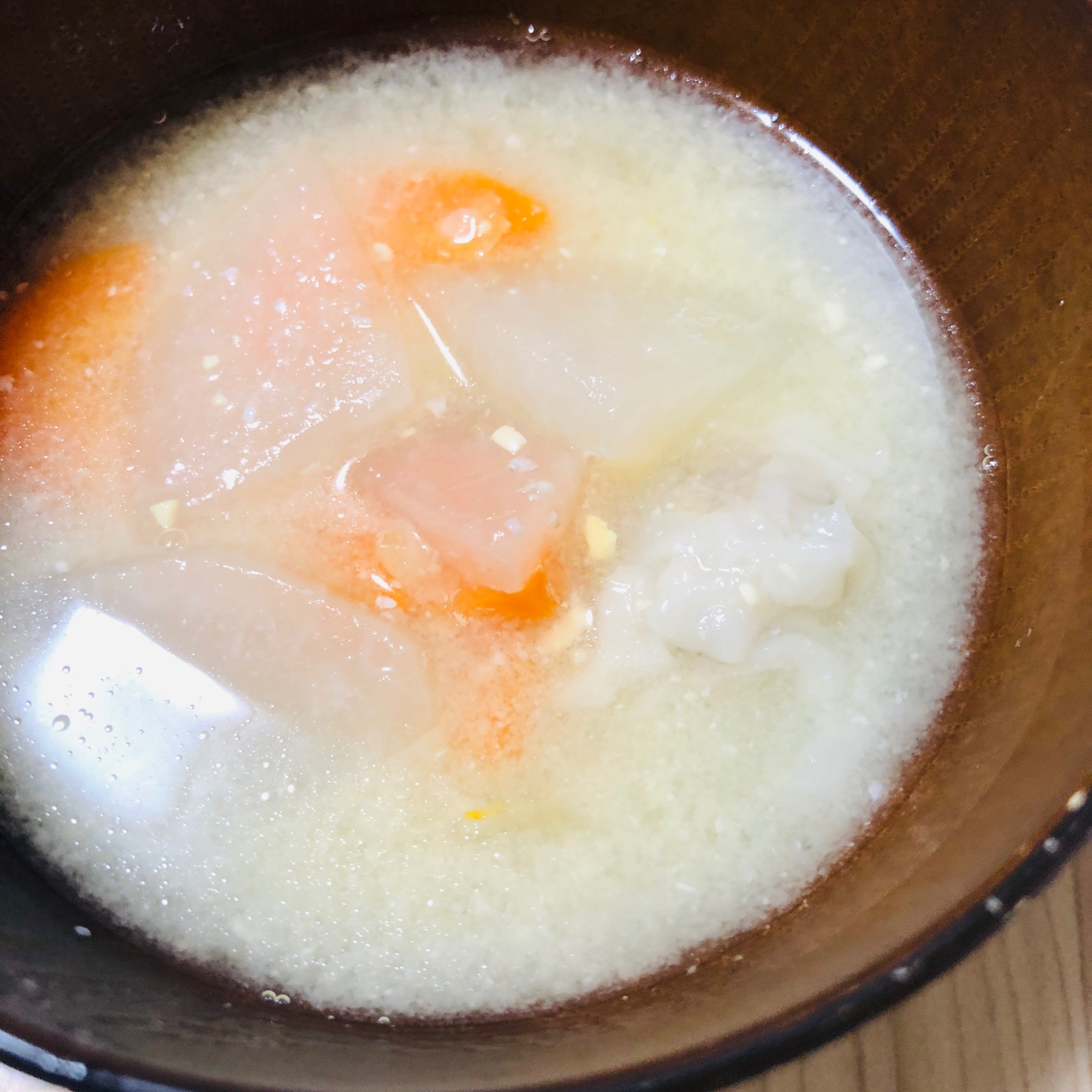 焼売とにんじんと大根のお味噌汁