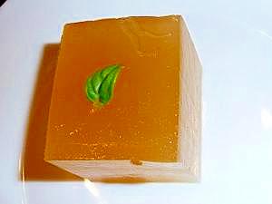 白い皿に盛り付けた紅茶と梅の実のゼリー