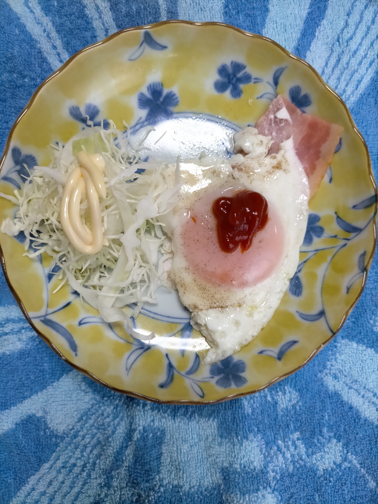 キャベツのサラダとベーコンエッグ