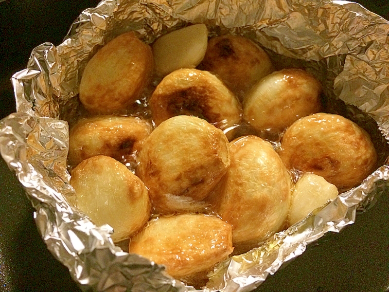 ホイルで作ったにんにくのごま油焼き