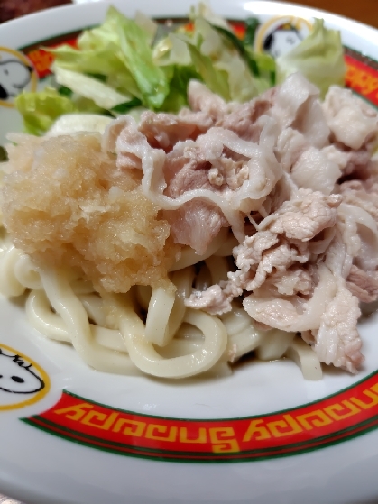薬味がなかったので、レタスと大葉をきざんで入れました