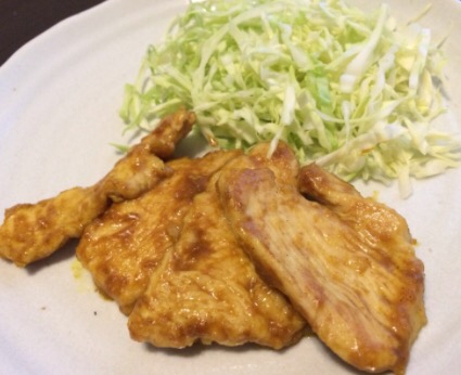 ご飯が進む♡カレー風味の鶏胸肉の生姜焼き