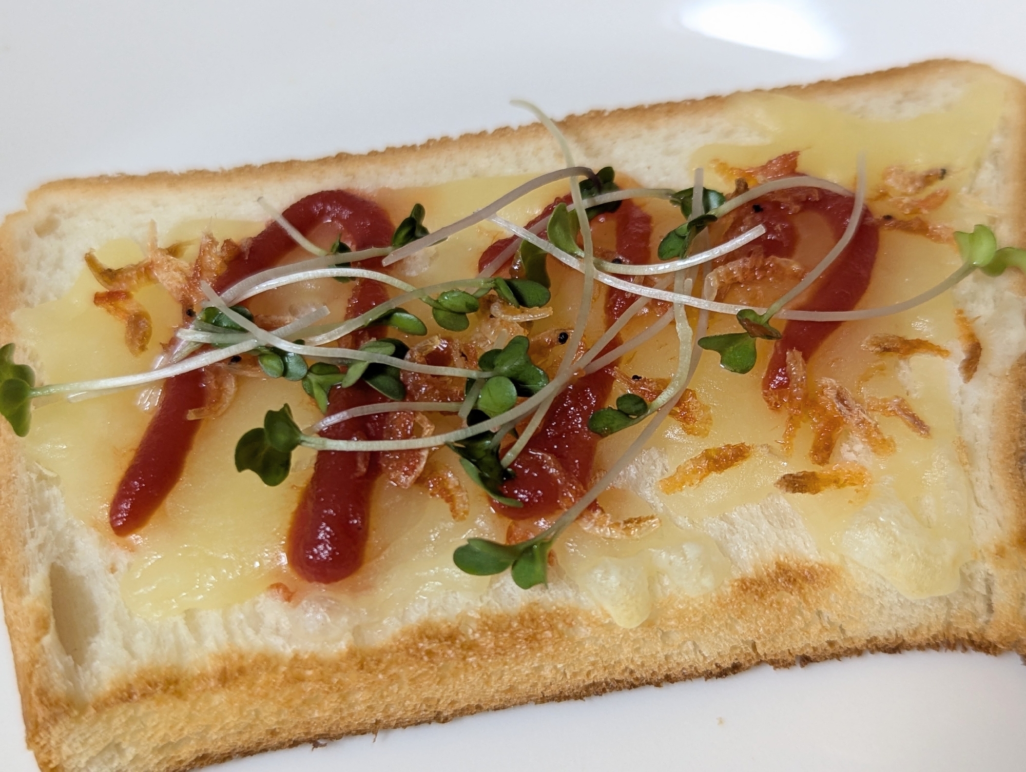 あみえびとスプラウトのチーズケチャトースト