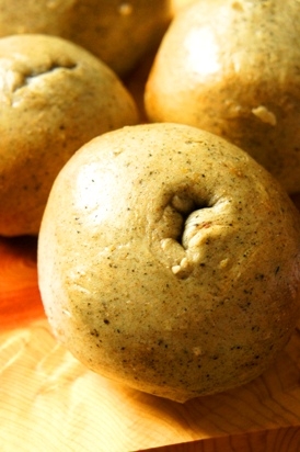 端午の節句に、よもぎ香る胡桃味噌ベーグル