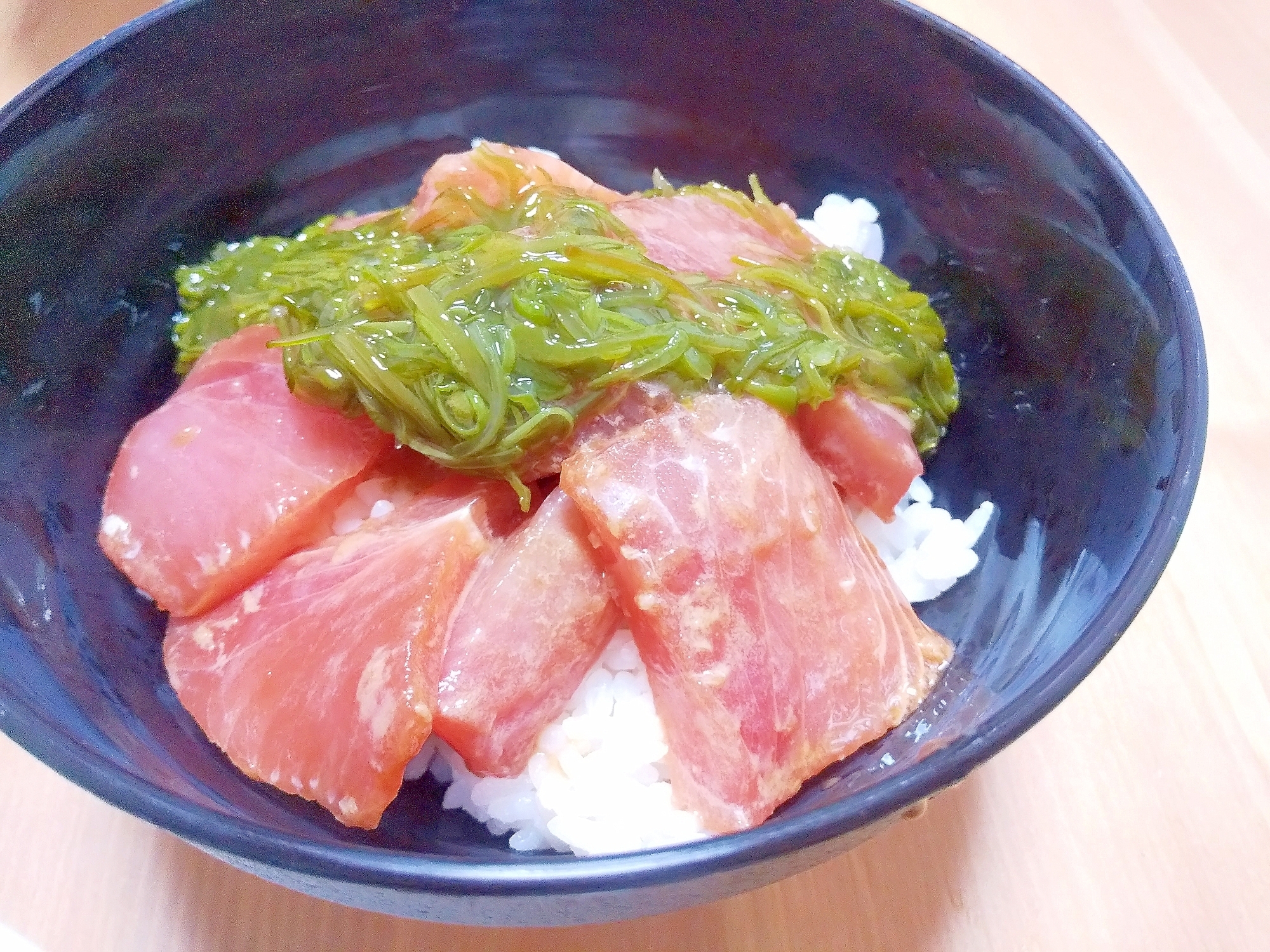 めかぶとマグロの漬け丼