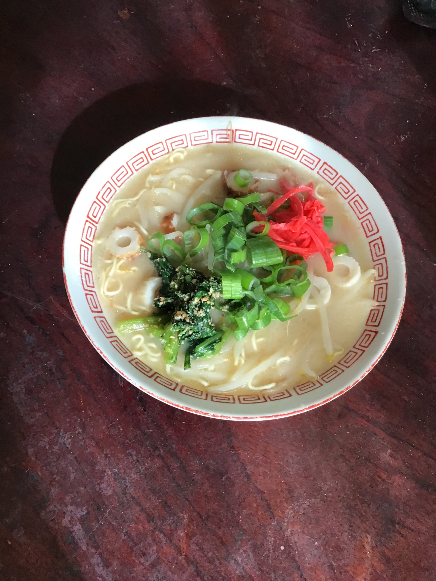 竹輪とほうれん草の胡麻和えと九条ネギの豚骨ラーメン