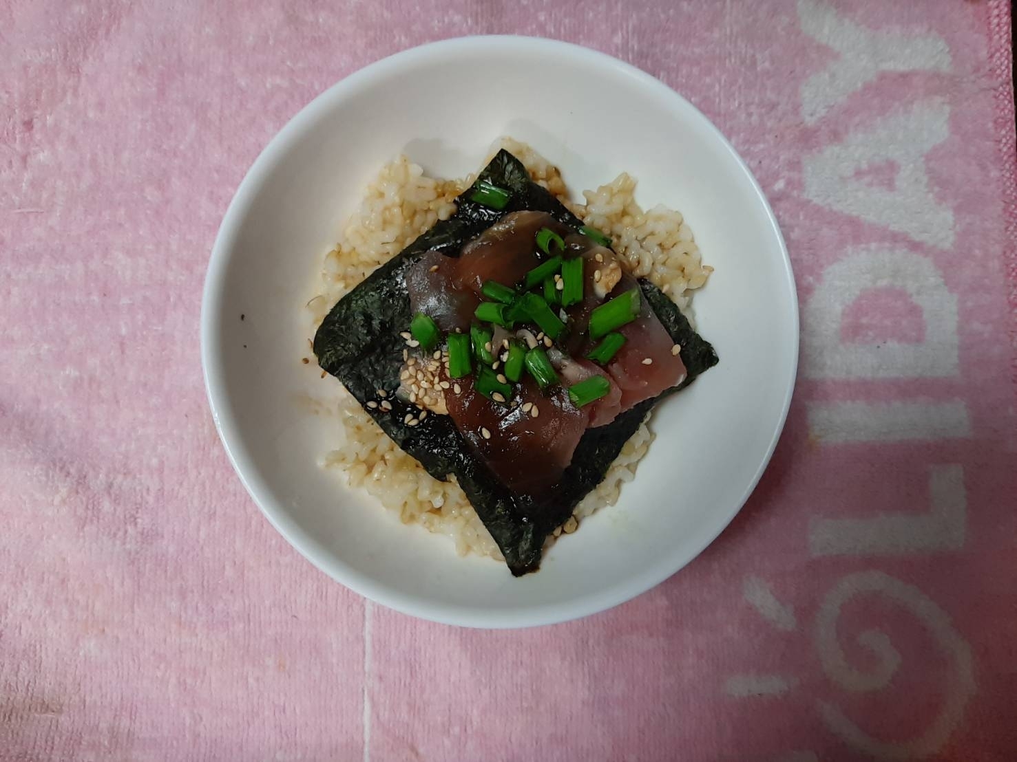 玄米ごはんでマグロの切り落とし丼